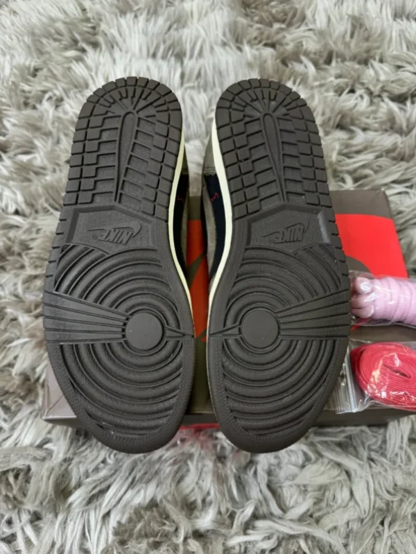 Men’s Travis Scott x Air Jordan 1 Low Shoes